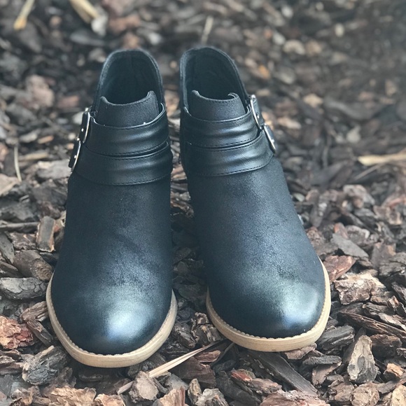 Double buckle oil distressed booties - Picture 2 of 6